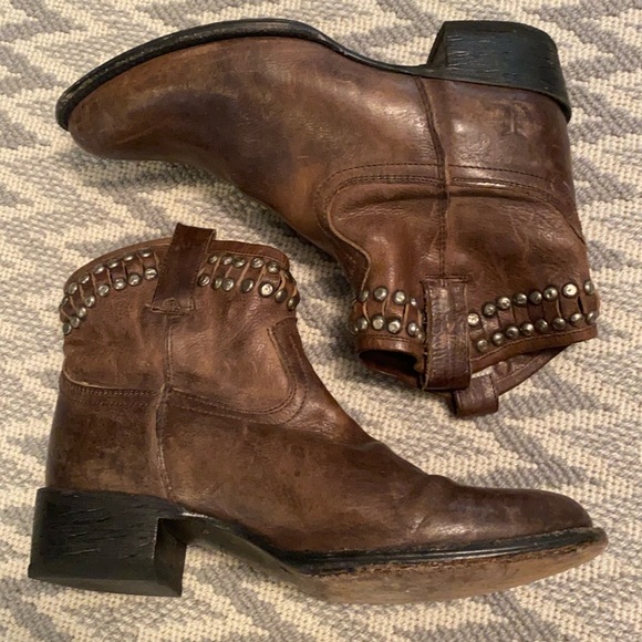 Frye Diana Cut Stud Short Boot Size: 7.5 - Picture 3 of 9